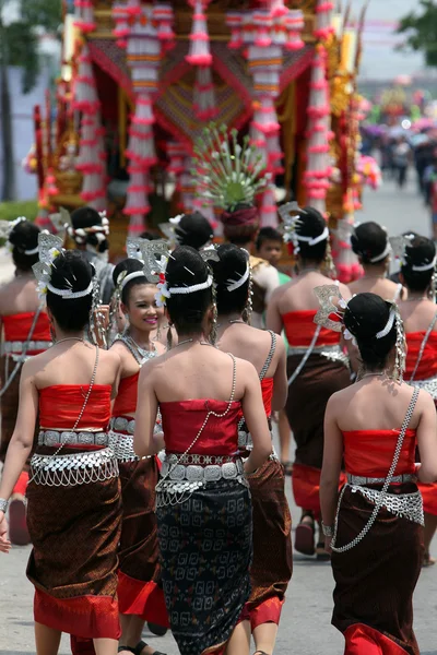 ผู้คนในเทศกาลบุญบางไฟ — ภาพถ่ายสต็อก