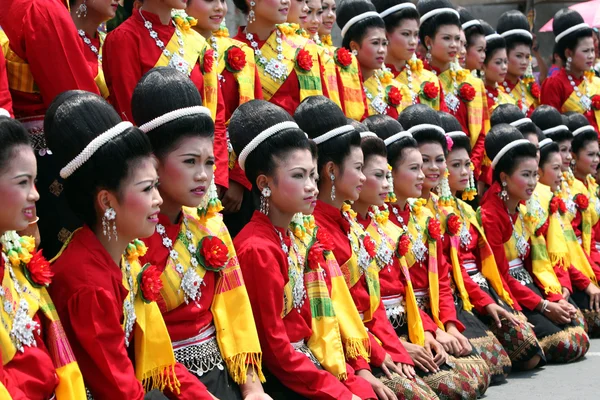 Människor på Bun Bang Fai Festival — Stockfoto