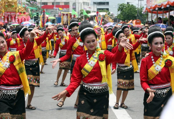 Människor på Bun Bang Fai Festival — Stockfoto