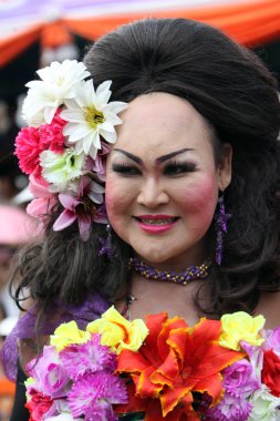 Topuz insanlara FAI Festivali Bang