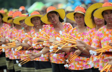 Topuz insanlara FAI Festivali Bang