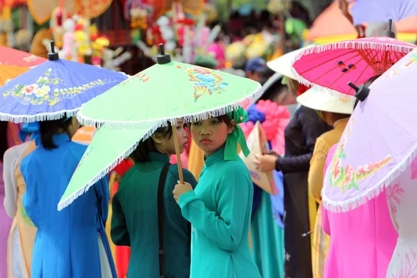 Människor på Bun Bang Fai Festival — Stockfoto