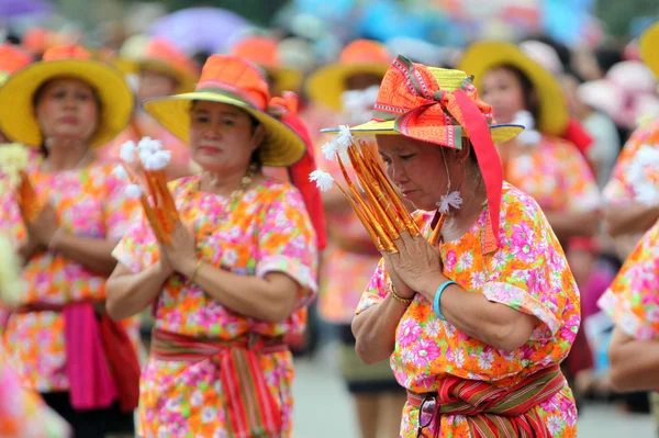 Topuz insanlara FAI Festivali Bang