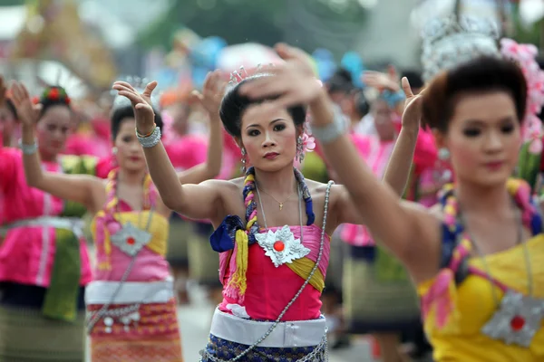 Mensen op de Bun Bang Fai Festival — Stockfoto