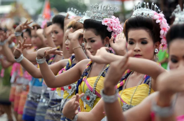 Människor på Bun Bang Fai Festival — Stockfoto