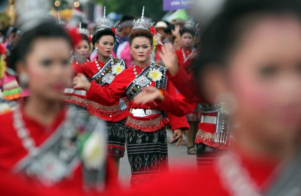 Leute beim Bun Bang Fai Festival — Stockfoto