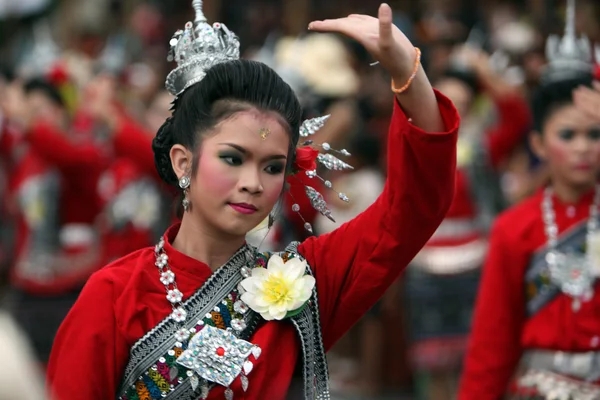 Leute beim Bun Bang Fai Festival — Stockfoto
