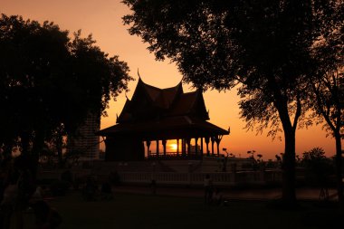 Santichaiprakan Park Fort Phra Sumen adlı