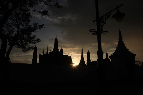 El templo de Wat Phra Kaew en la ciudad de Bangkok — Foto de Stock