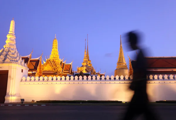 O templo de Wat Phra Kaew na cidade de Bangkok — Fotografia de Stock