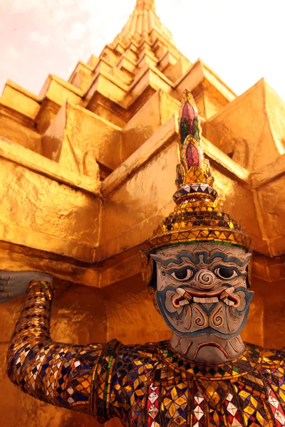 De tempel Wat Phra Kaew in de stad van Bangkok — Stockfoto