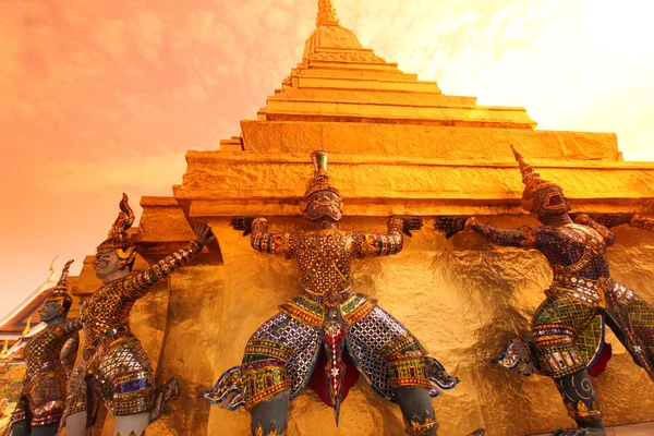 O templo de Wat Phra Kaew na cidade de Bangkok — Fotografia de Stock