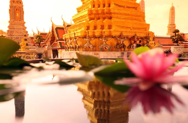 O templo de Wat Phra Kaew na cidade de Bangkok — Fotografia de Stock