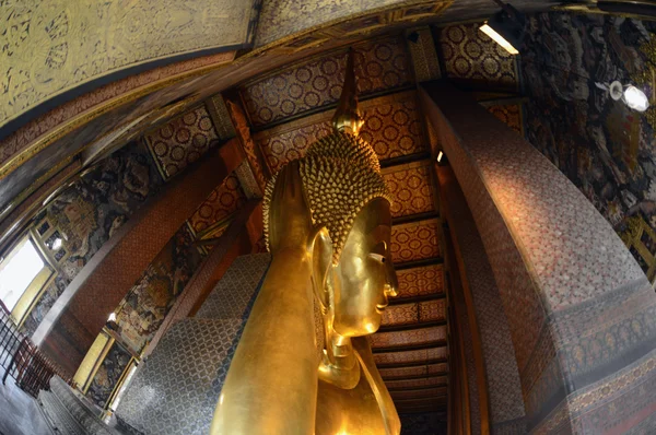 O Buda dourado no templo de Wat Pho — Fotografia de Stock