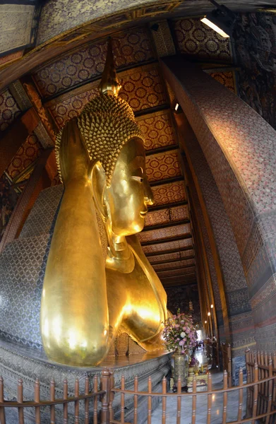 O Buda dourado no templo de Wat Pho — Fotografia de Stock