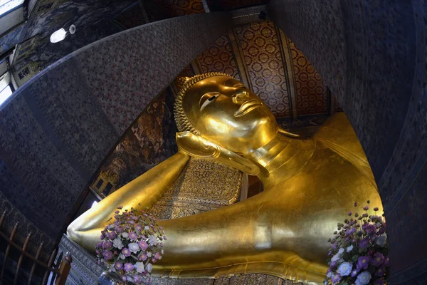 O Buda dourado no templo de Wat Pho — Fotografia de Stock