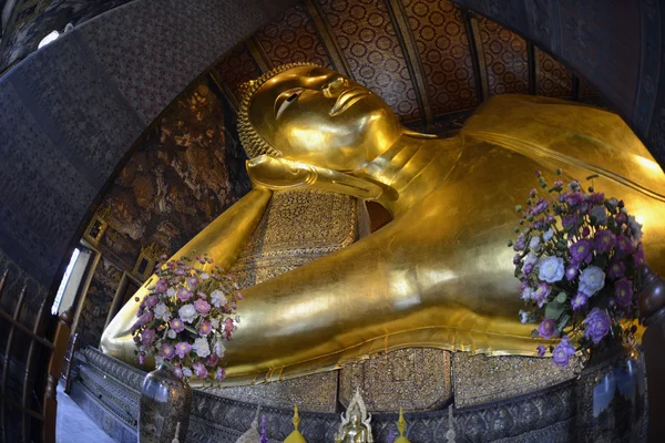 O Buda dourado no templo de Wat Pho — Fotografia de Stock