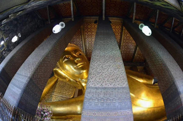 O Buda dourado no templo de Wat Pho — Fotografia de Stock