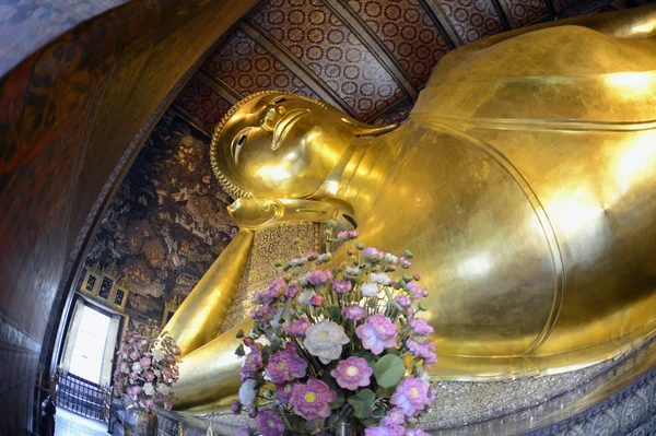 O Buda dourado no templo de Wat Pho — Fotografia de Stock
