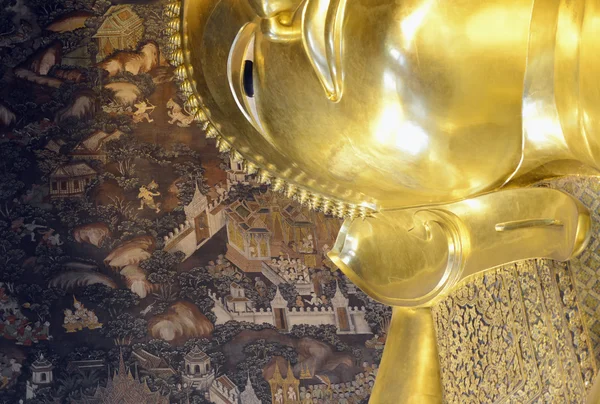 Der goldene Buddha am Tempel von wat pho — Stockfoto