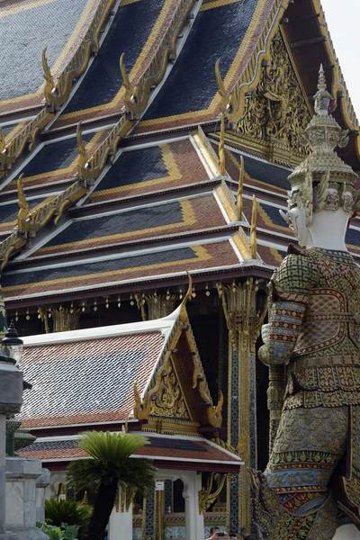 De tempel Wat Phra Kaew in de stad van Bangkok — Stockfoto