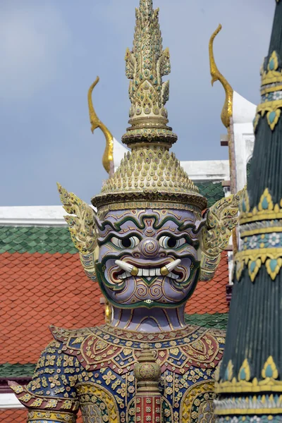 El templo de Wat Phra Kaew en la ciudad de Bangkok — Foto de Stock
