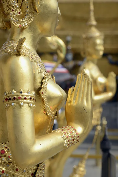 O templo de Wat Phra Kaew na cidade de Bangkok — Fotografia de Stock