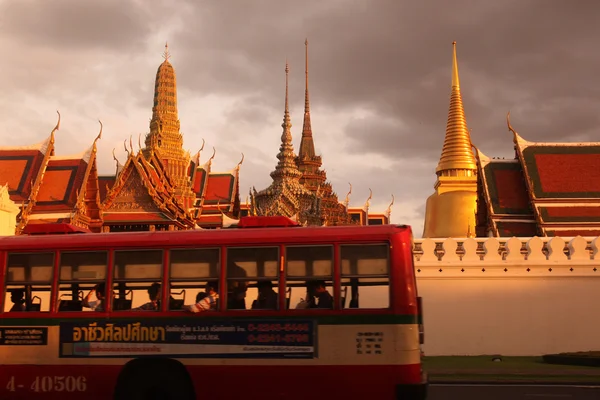 O templo de Wat Phra Kaew na cidade de Bangkok — Fotografia de Stock