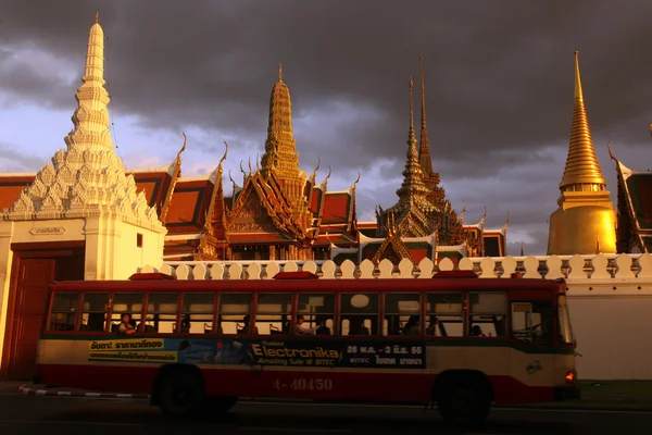 O templo de Wat Phra Kaew na cidade de Bangkok — Fotografia de Stock