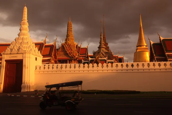 O templo de Wat Phra Kaew na cidade de Bangkok — Fotografia de Stock