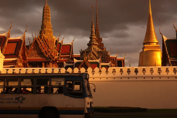 O templo de Wat Phra Kaew na cidade de Bangkok — Fotografia de Stock