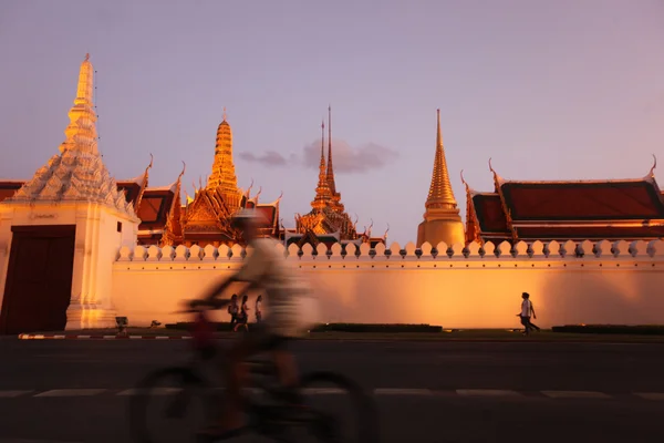 O templo de Wat Phra Kaew na cidade de Bangkok — Fotografia de Stock