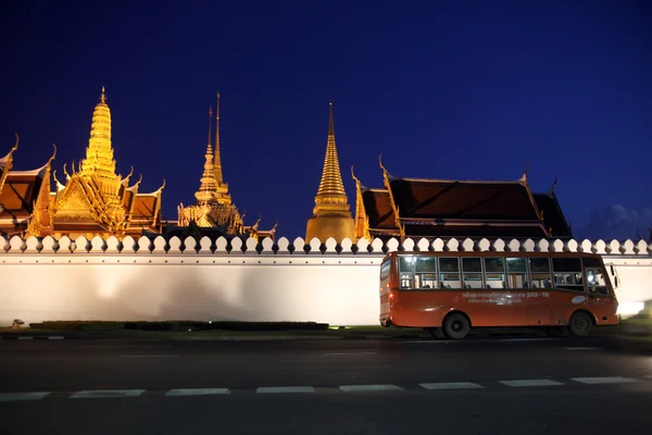 O templo de Wat Phra Kaew na cidade de Bangkok — Fotografia de Stock