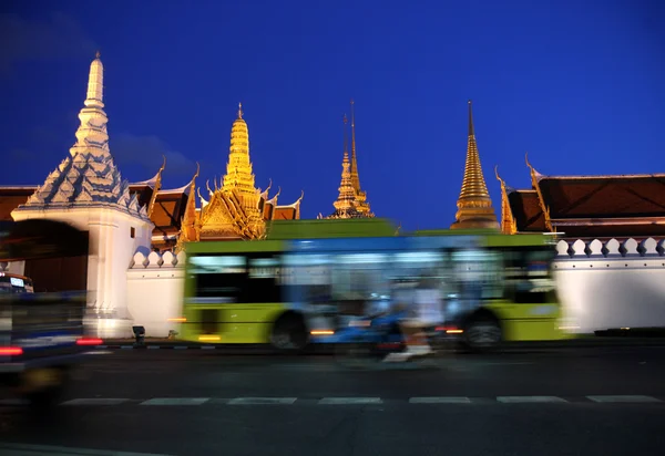 O templo de Wat Phra Kaew na cidade de Bangkok — Fotografia de Stock