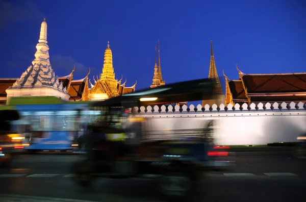 O templo de Wat Phra Kaew na cidade de Bangkok — Fotografia de Stock