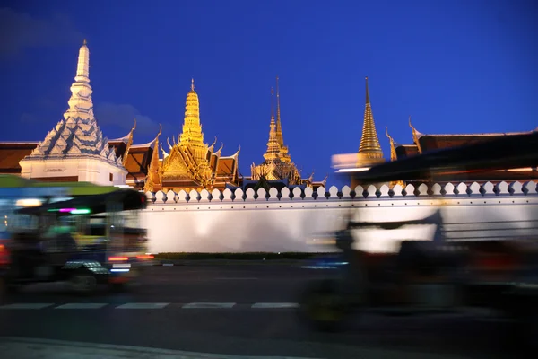 O templo de Wat Phra Kaew na cidade de Bangkok — Fotografia de Stock