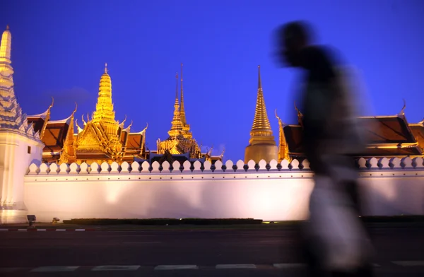 O templo de Wat Phra Kaew na cidade de Bangkok — Fotografia de Stock