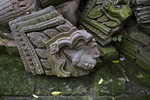 Tuin en Boeddha terracotta — Stockfoto