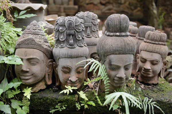 Trädgård och Buddha terracota — Stockfoto