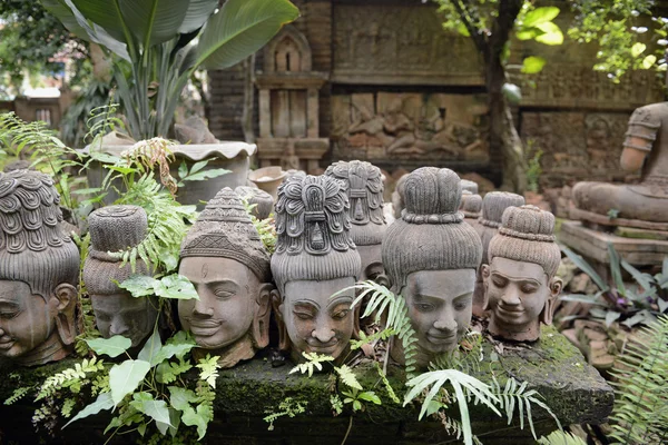 Bahçe ve Buda terracota — Stok fotoğraf