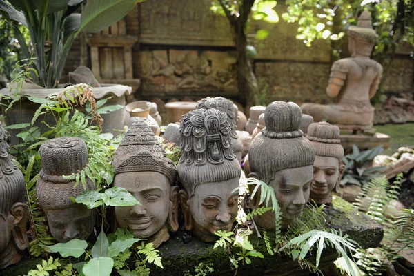 Garten und Buddha-Terrakota — Stockfoto