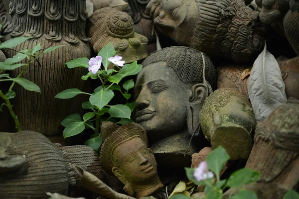 Garten und Buddha-Terrakota — Stockfoto