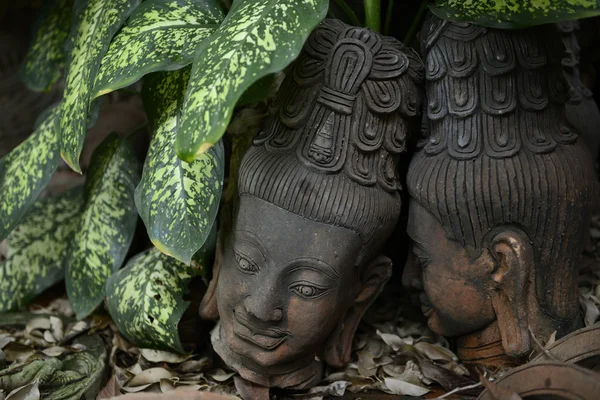 Сад и терракота Будды — стоковое фото