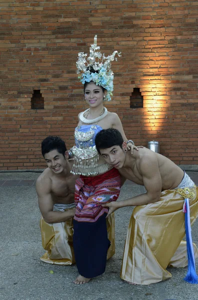 Ballerini thailandesi in piedi — Foto Stock