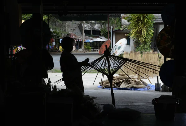 Regenschirmproduktion in der Stadt Chiang Mai — Stockfoto