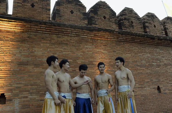 Thailandske dansere står – stockfoto