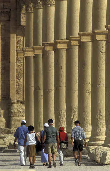 Menschen in der Nähe römischer Ruinen von Palmyra — Stockfoto