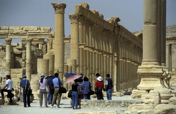 Menschen in der Nähe römischer Ruinen von Palmyra — Stockfoto