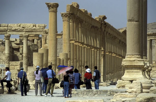 Gente cerca de Ruinas romanas de Palmira — Foto de Stock