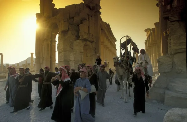 Gente cerca de Ruinas romanas de Palmira — Foto de Stock